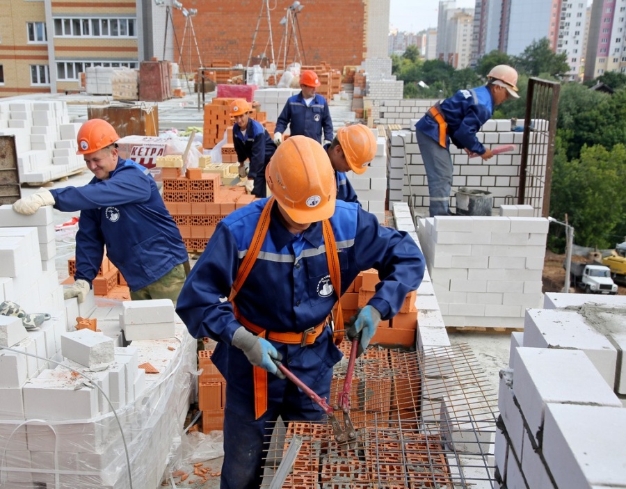 Минстрой РФ готов компенсировать дефицит строителей в случае его появления